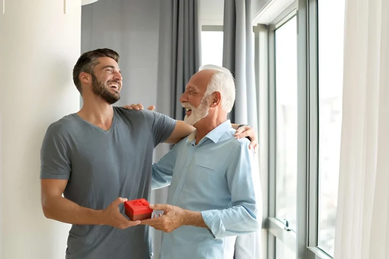 کادو دادن به پدر و خوشحال کردن او