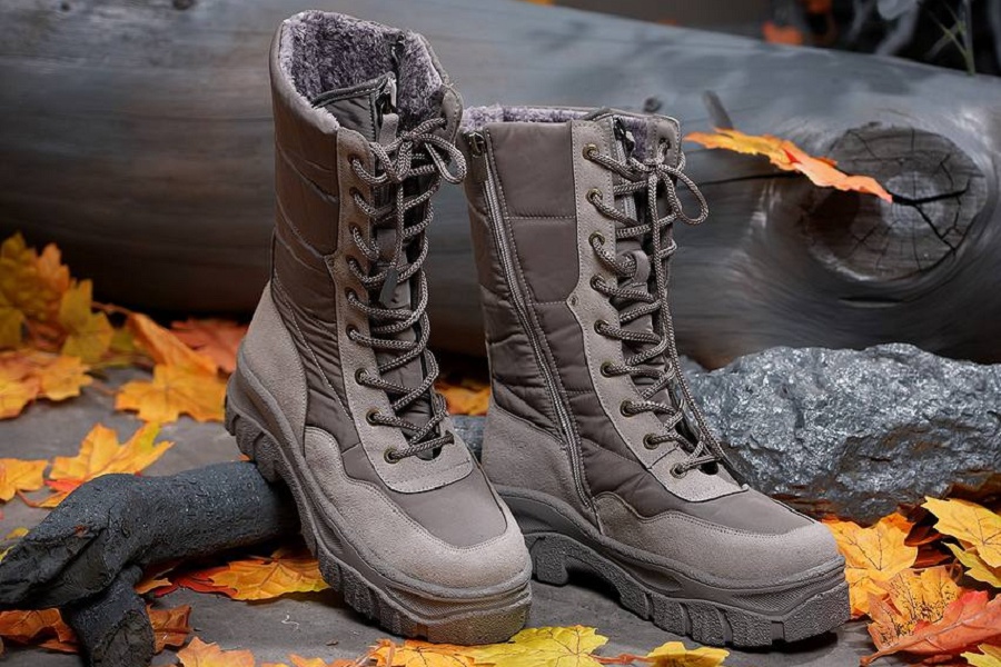 بوت کاپشنی روی سنگ و برگ