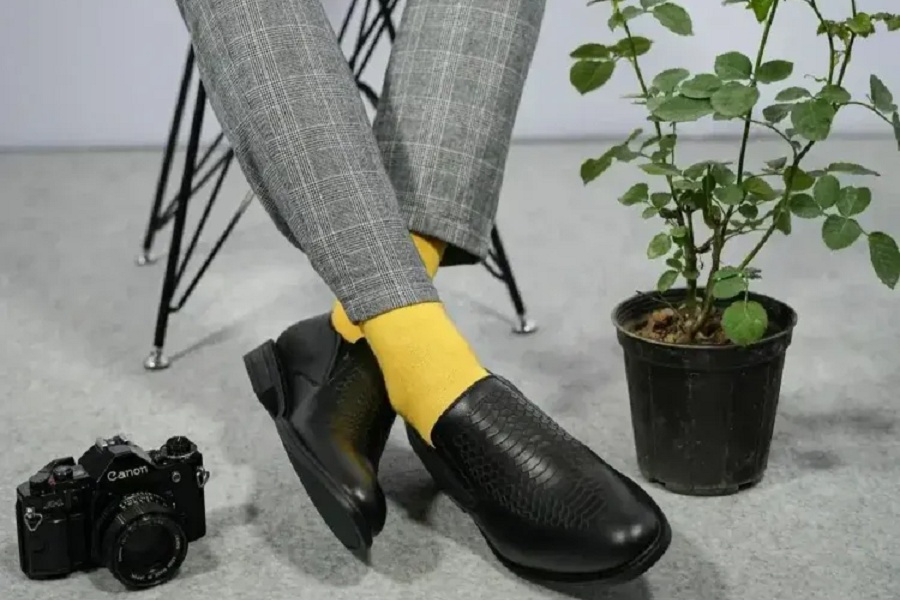 کفش چرمی بنکو با جوراب زرد