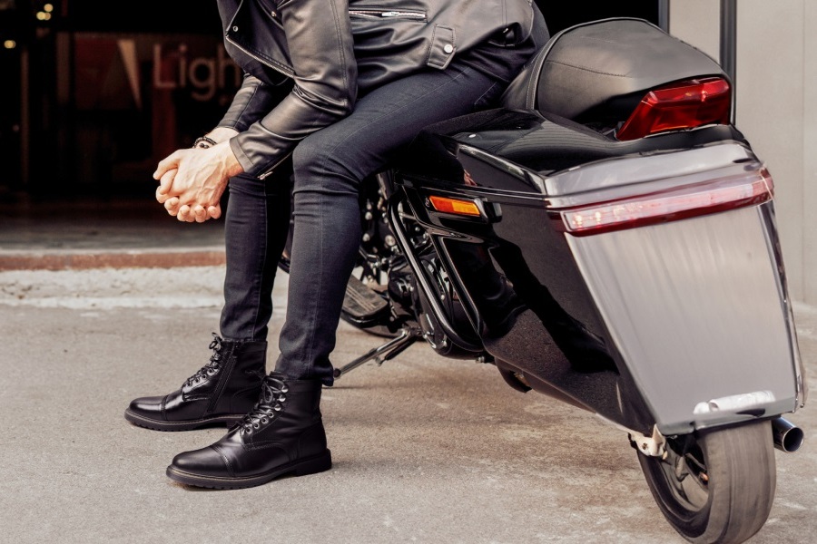 مرد با بوت چرمی روی موتور وسپا
