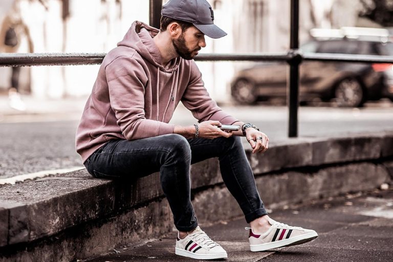 استایل مردانه اسپرت با شلوار تیره